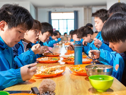 柞水学生用餐